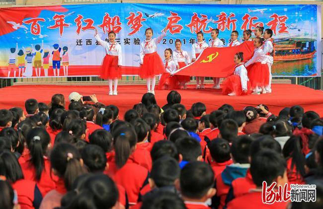 在鄞市人大代表昨向大会报到